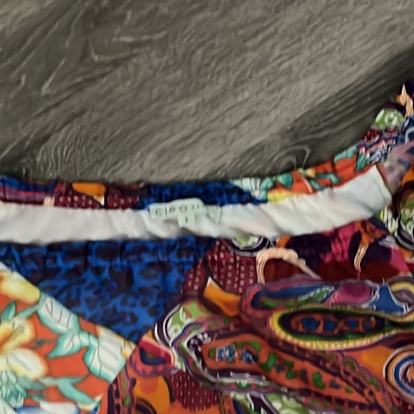 Cleo beautiful brightly colored top with elastic. Perfect for your next vacation - Picture 2 of 2